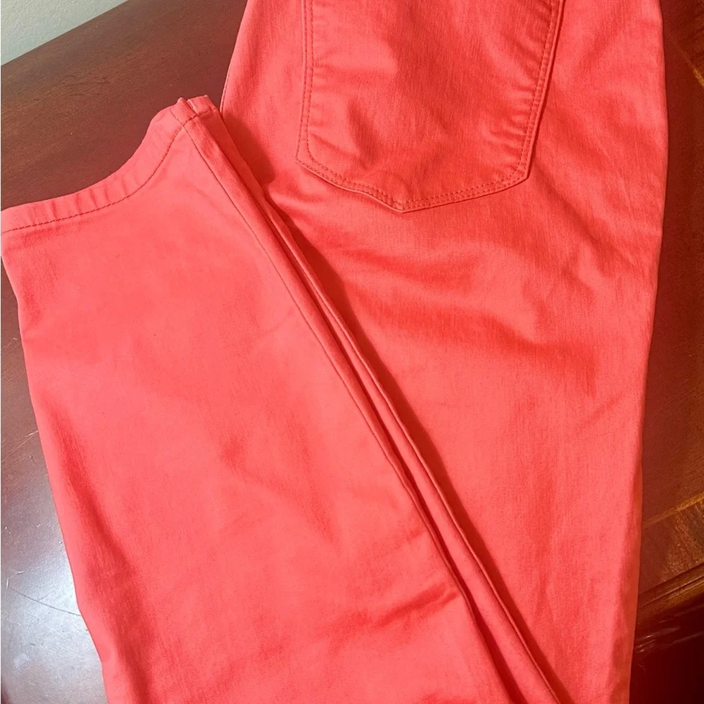 Pink Leggings‎ with Fitted Silhouette and Contrast Stitching